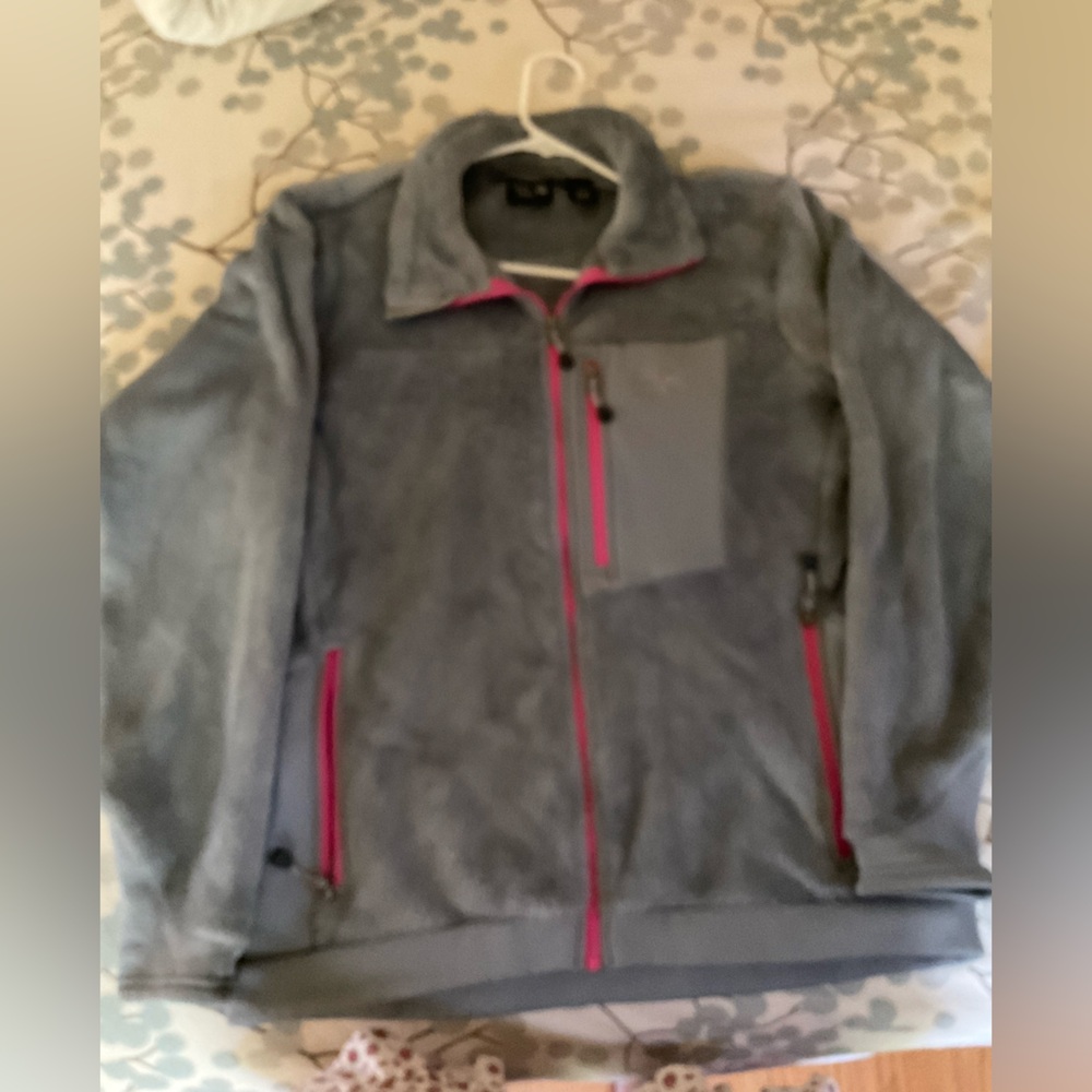 Mountain Hardwear Gray and Pink Fleece Jacket, very warm, pockets. Womens Large